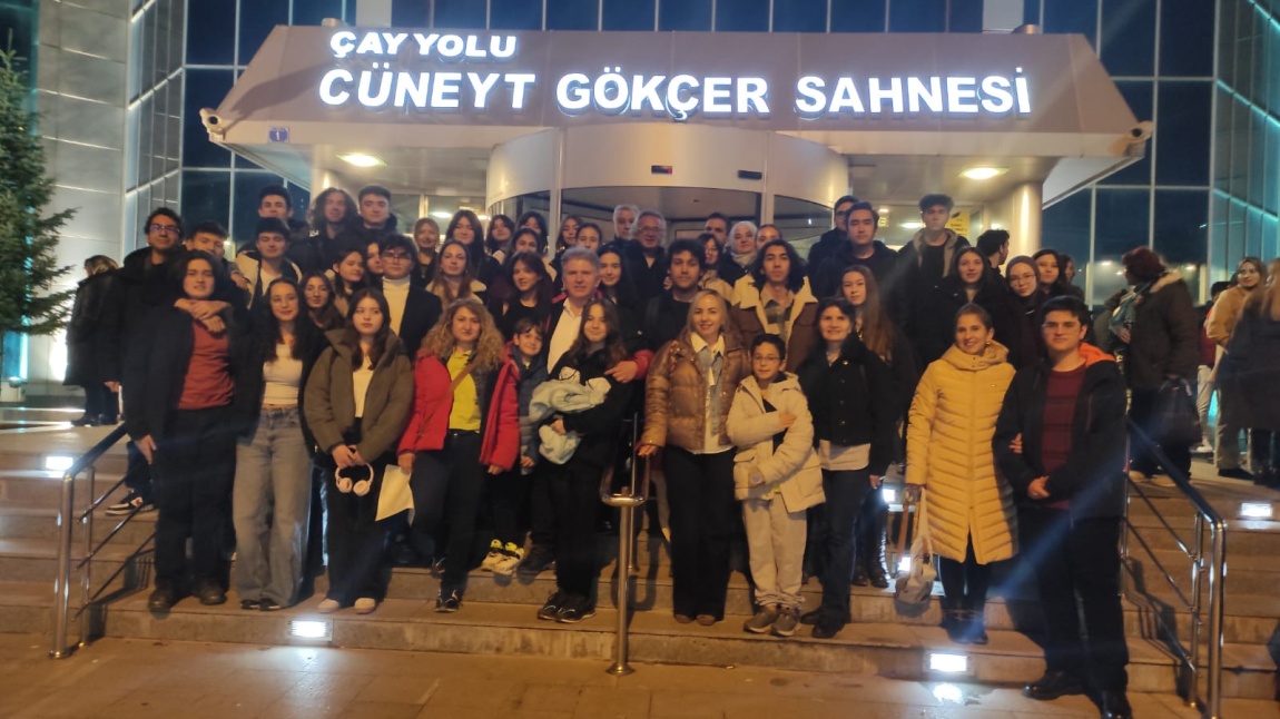 7.“YÖNÜMÜZ SANAT YOLUMUZ TİYATRO PROJESİ “ KAPSAMINDA KÜLTÜR-EDEBİYAT KULÜBÜ İŞ BİRLİĞİYLE “SEFİLLER “ ADLI TİYATRO OYUNU